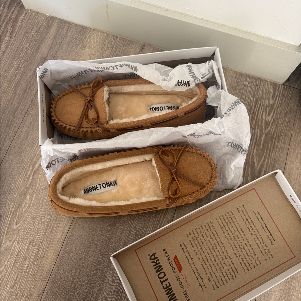 Minnetonka Women's Brown Moccasins with Bow
